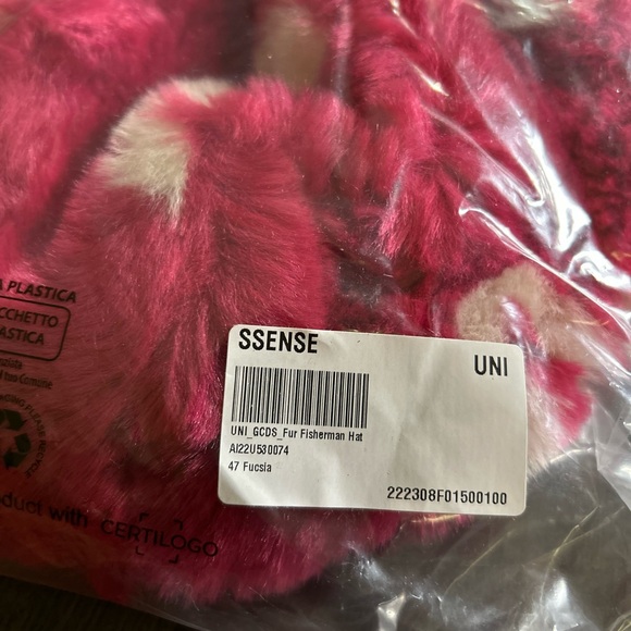 GCDS Plush Faux Fur Fisherman Bucket Hat in Pink and White *PRICE DROP* - Picture 7 of 7